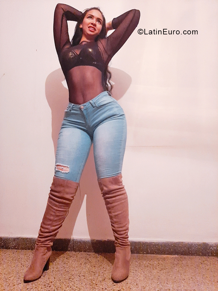 Date this pretty Venezuela girl Michell from Valencia VE3475
