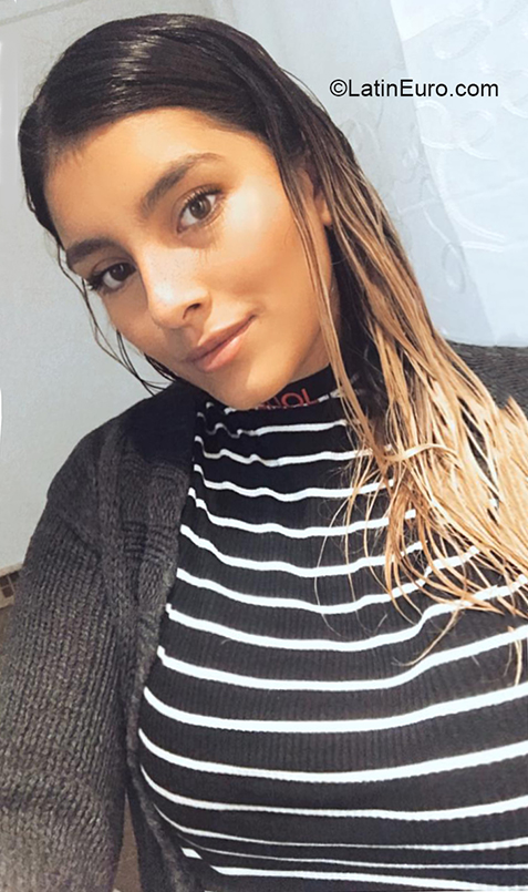 Date this delightful Argentina girl Maria from Buenos Aires AR548