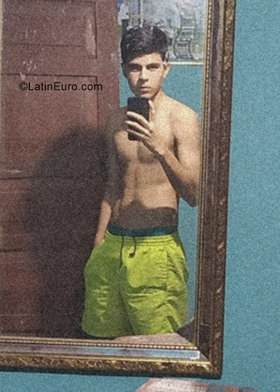 Date this stunning Peru man Jhon frank from Rioja PE1682