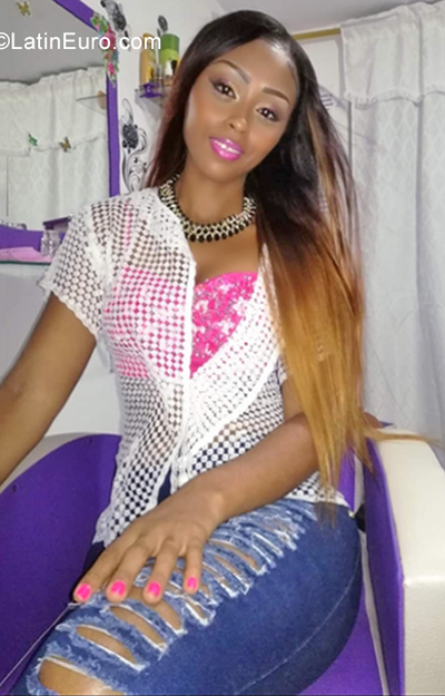 Date this happy Colombia girl Jazmn from Buenaventura CO31326