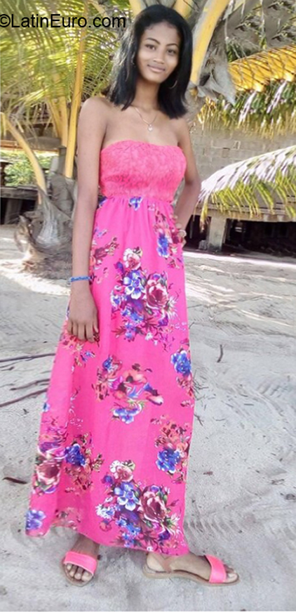 Date this nice looking Honduras girl Tatiana from Trujillo HN2874