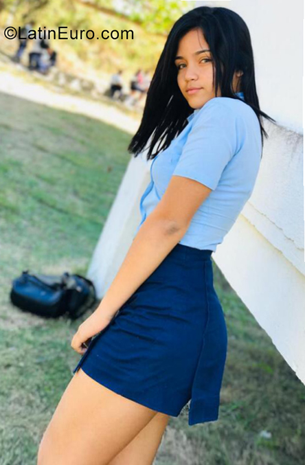 Date this sensual Cuba girl Angie from Havana CU746