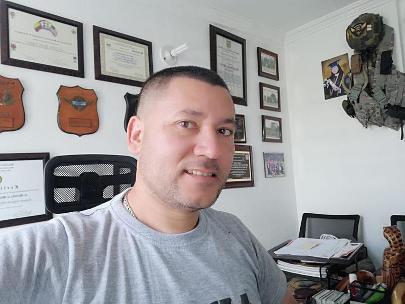 Date this foxy United States man Bernal from Aspen UM80