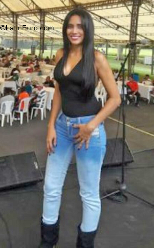 Date this foxy Colombia girl Leonela from Cali CO29309