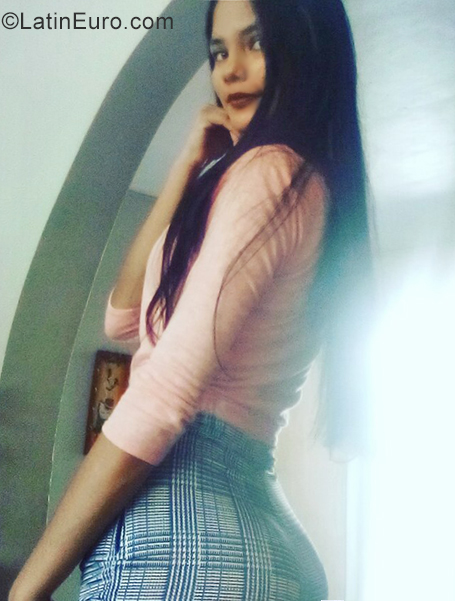 Date this sensual Venezuela girl Diomairis from Caracas VE3747