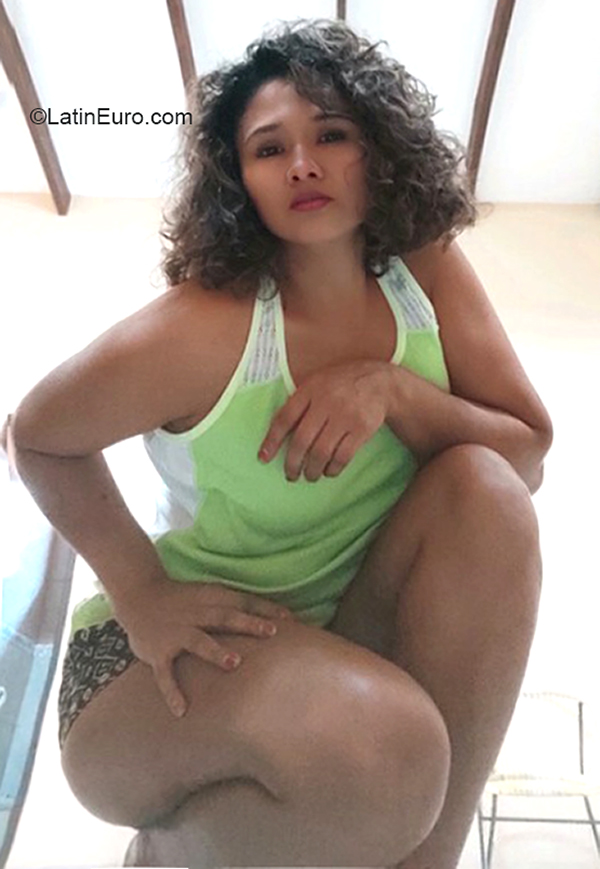 Date this sultry Bolivia girl Gloria from Santa Cruz BO112
