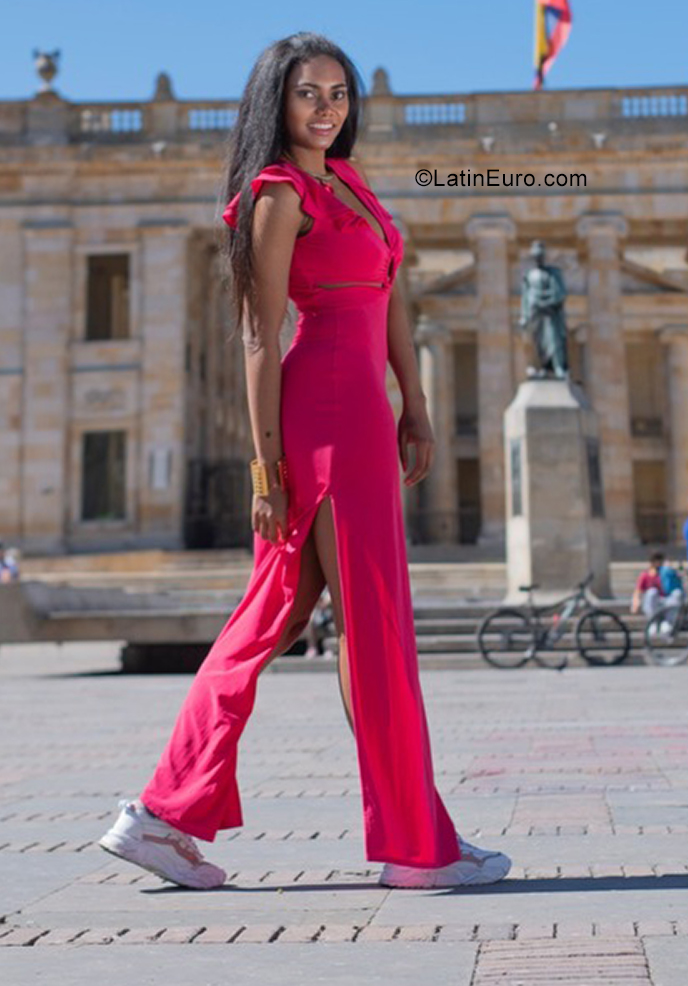 Date this lovely Colombia girl Hanna from Bogota CO29752