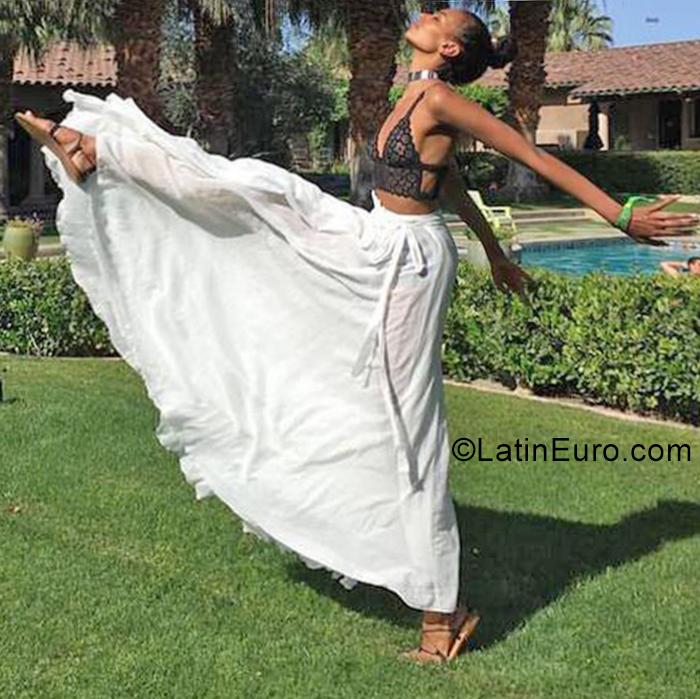 Date this lovely Canada girl Mar from  CO29775