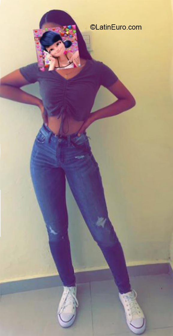 Date this athletic Dominican Republic girl CAROL from Barahona DO39697