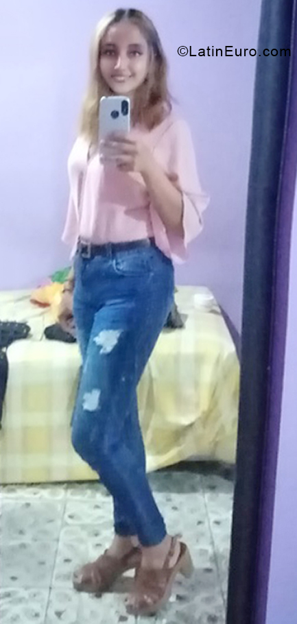 Date this attractive El Salvador girl Fatima from San Salvador SV166