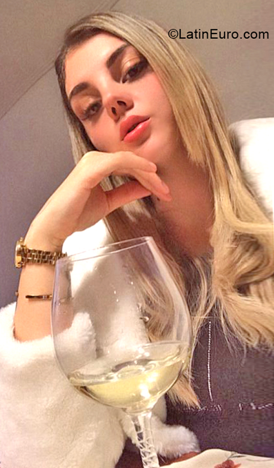 Date this happy United States girl Sabrina from Miami US21335