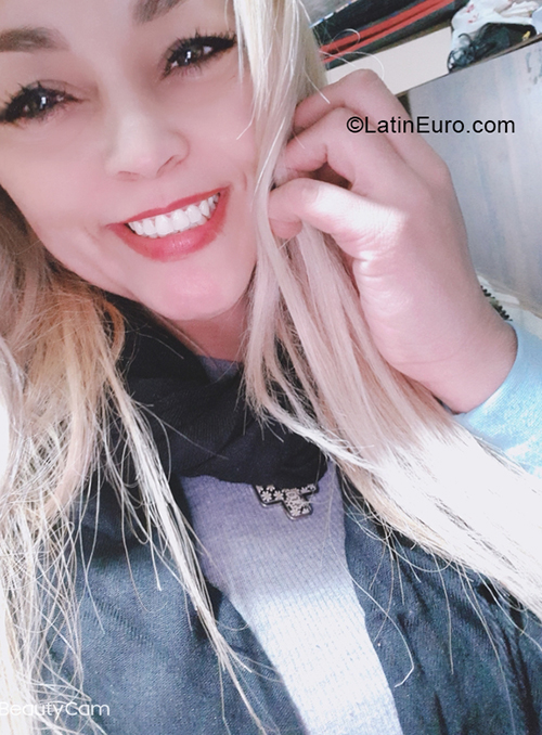 Date this stunning Argentina girl Aldana from Buenos Aires AR769