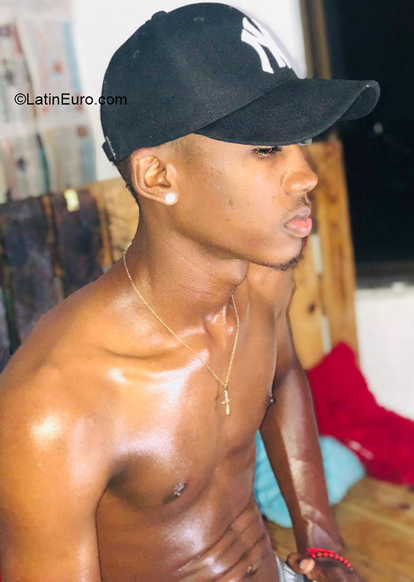 Date this exotic Colombia man Cristian from Buenaventura CO30517