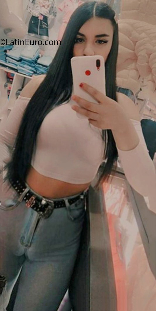 Date this attractive Colombia girl Valentina from Bogota CO30609