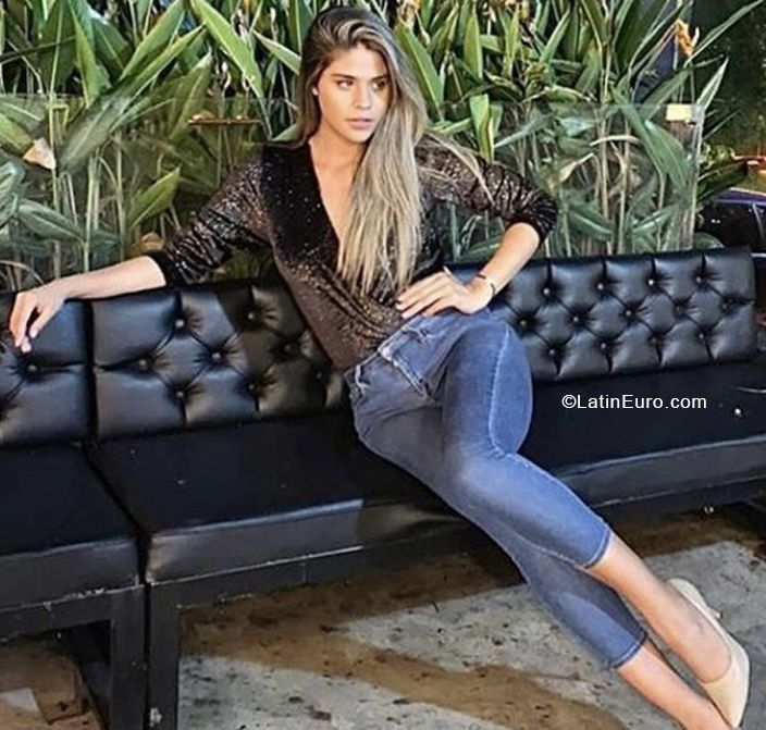 Date this good-looking United States girl Violeta from Los Angeles US21360