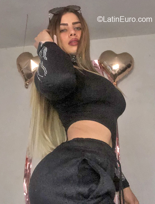 Date this voluptuous Colombia girl Legna from Bogota CO30681