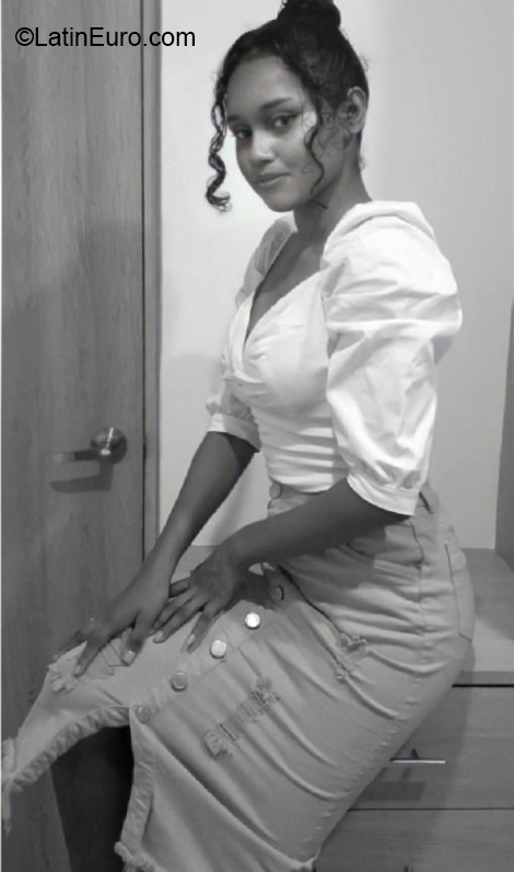 Date this athletic Canada girl Nay from Toronto CA861