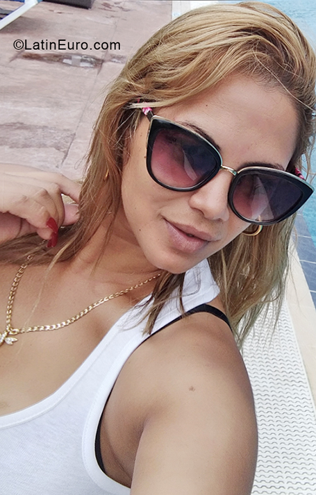 Date this beautiful Cuba girl Lia from  CU787