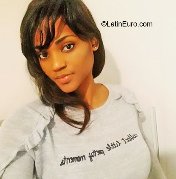 Date this happy Italy girl Miky from Mondovi IT354
