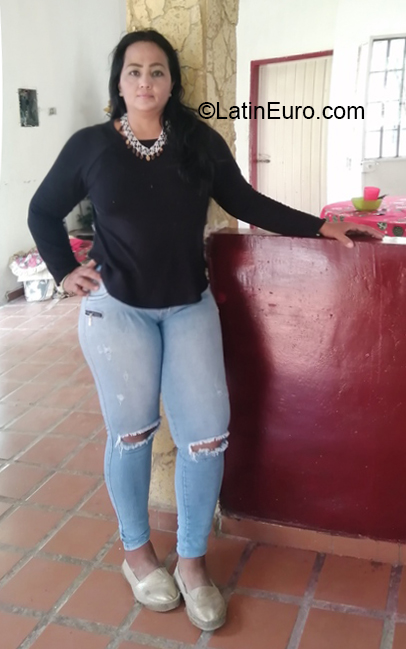 Date this attractive Venezuela girl Lachina from Barquisimeto VE4046