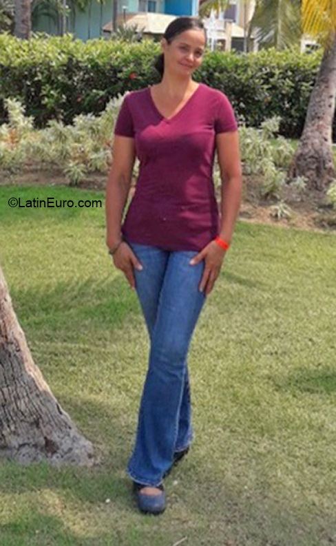 Date this beautiful Dominican Republic girl Cristina from Distrito Nacional DO41042