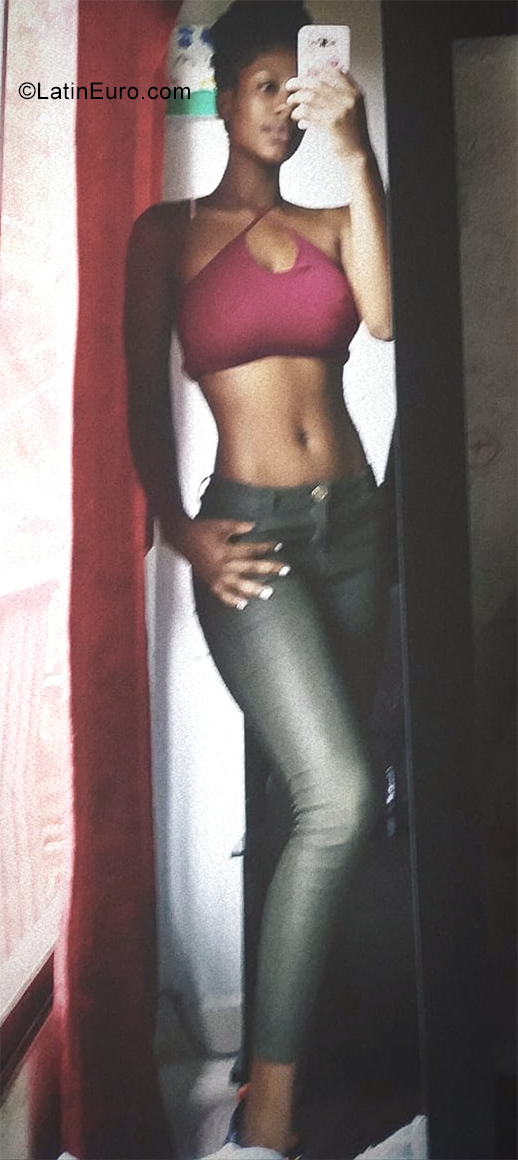 Date this sensual Colombia girl Aricela from Medellin CO31190