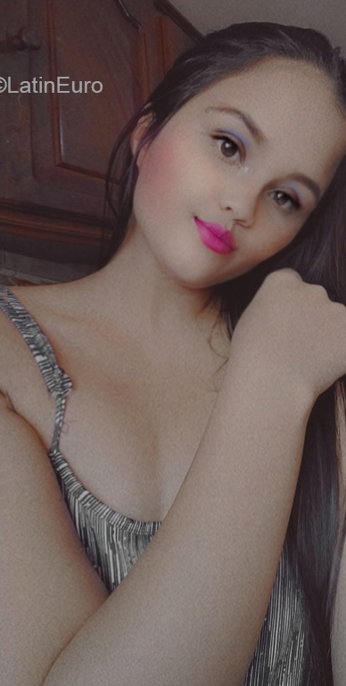 Date this pretty Venezuela girl Camilahiollm from Valencia VE4147