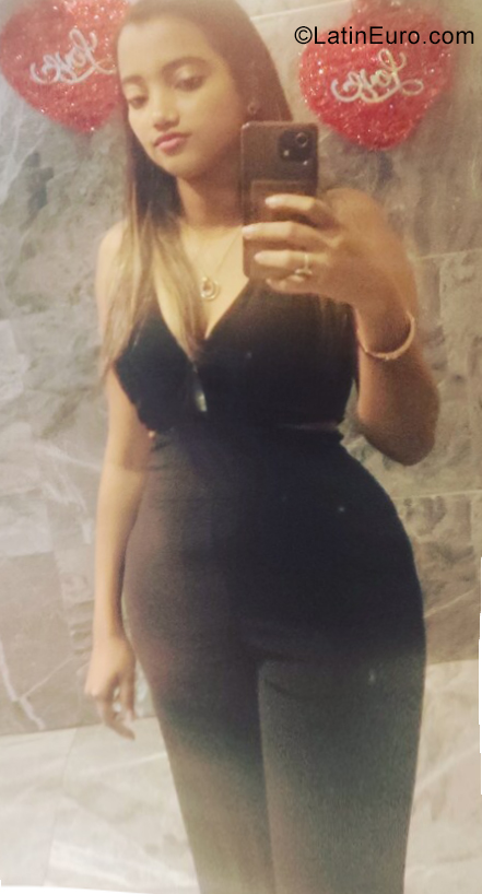 Date this nice looking Dominican Republic girl DURELIS from Santo Domingo DO40761