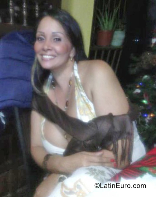 Date this good-looking Venezuela girl Nela from Venezuela VE4196