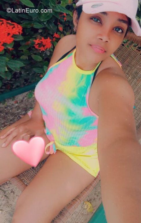 Date this pretty Dominican Republic girl Dianna from Santo Domingo DO40797