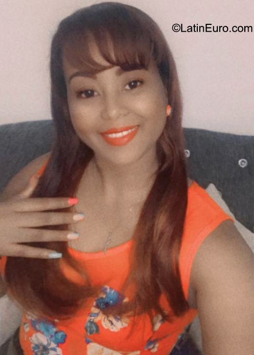 Date this passionate Dominican Republic girl Nikauris from Santo Domingo DO41000