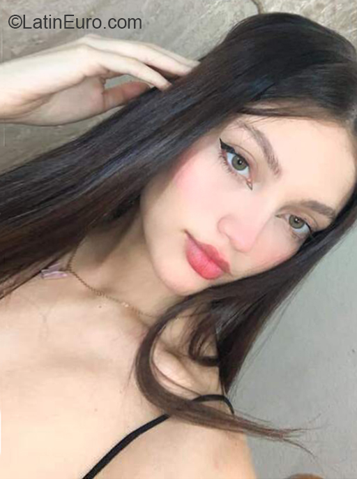 Date this voluptuous Colombia girl Valentina from Cali CO31744