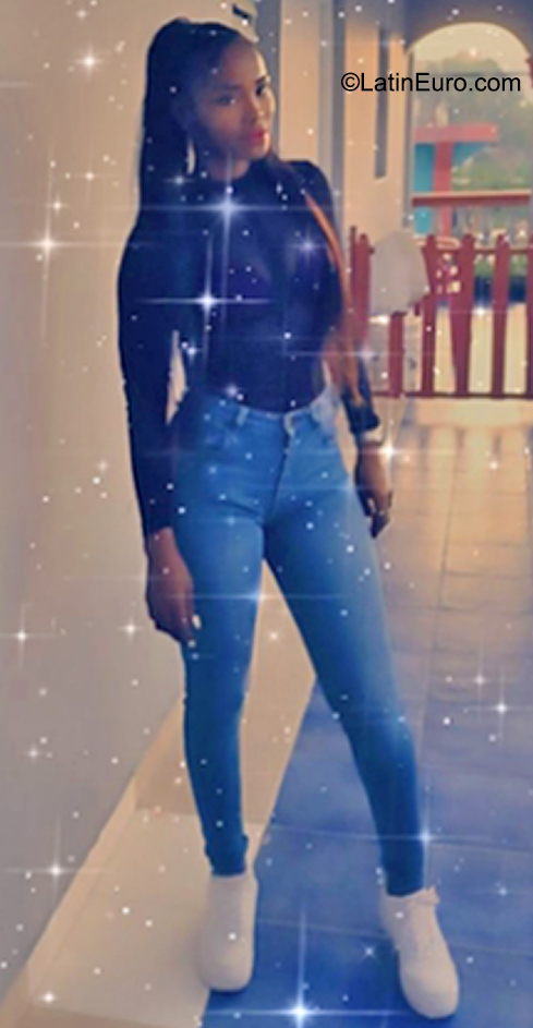 Date this sultry Dominican Republic girl Yara from Santo Domingo DO40852
