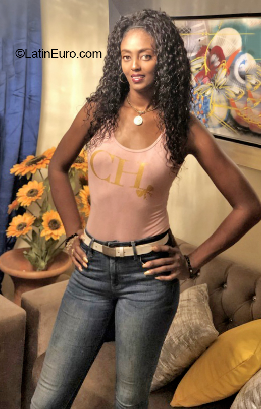 Date this foxy Dominican Republic girl Elizabeth from Santo Domingo DO40950