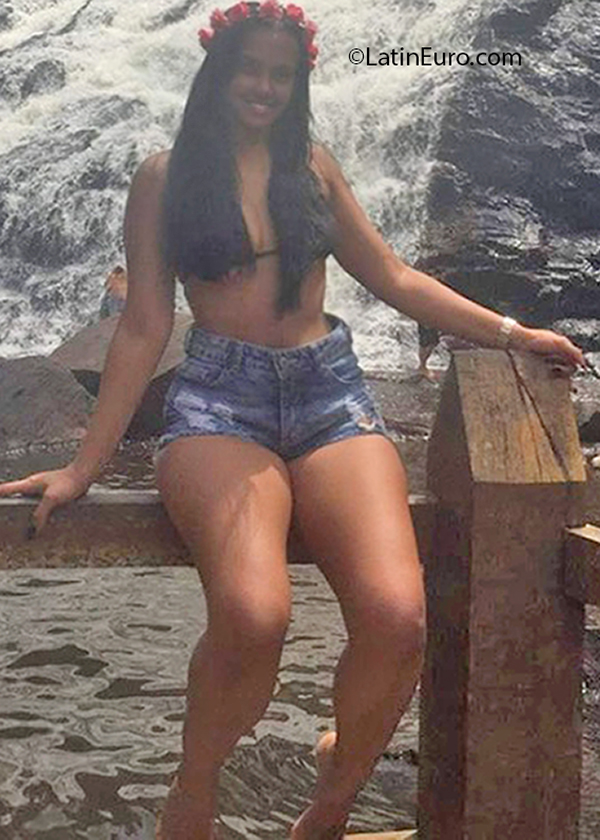 Date this attractive Brazil girl Lizandra from Salvador BR12159
