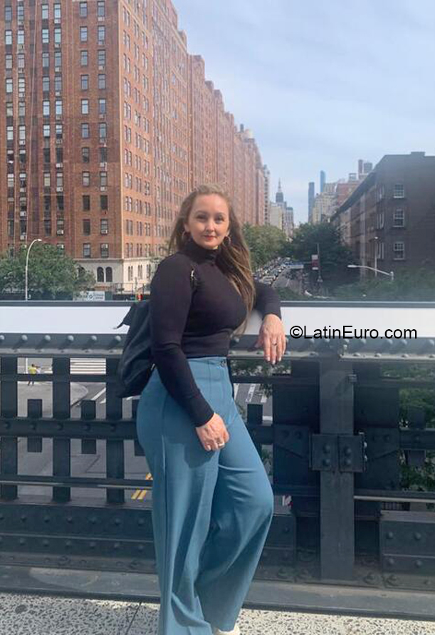 Date this charming Colombia girl Lesly from Armenia CO32059