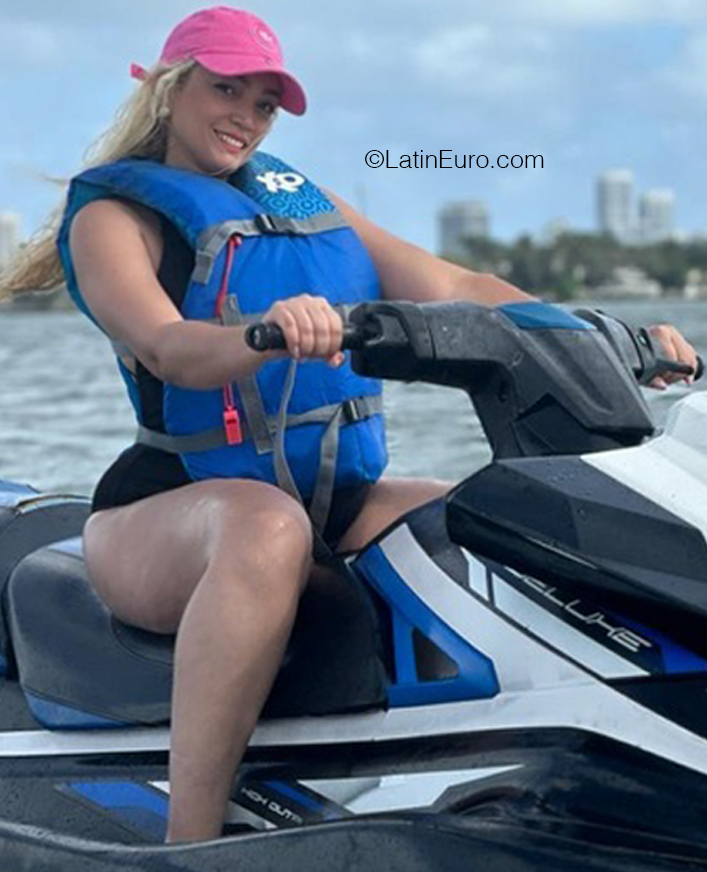 Date this good-looking Dominican Republic girl Desiree from Santo Domingo DO41078