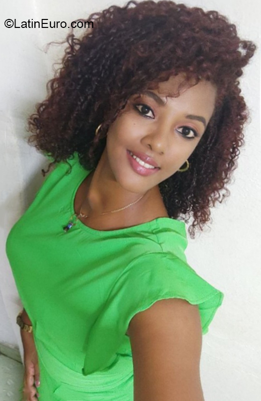 Date this nice looking Colombia girl Amor04 from  CU825