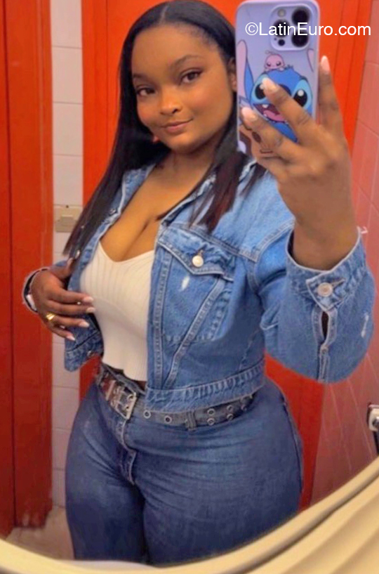 Date this nice looking Andorra girl Angie from Andorra AD47