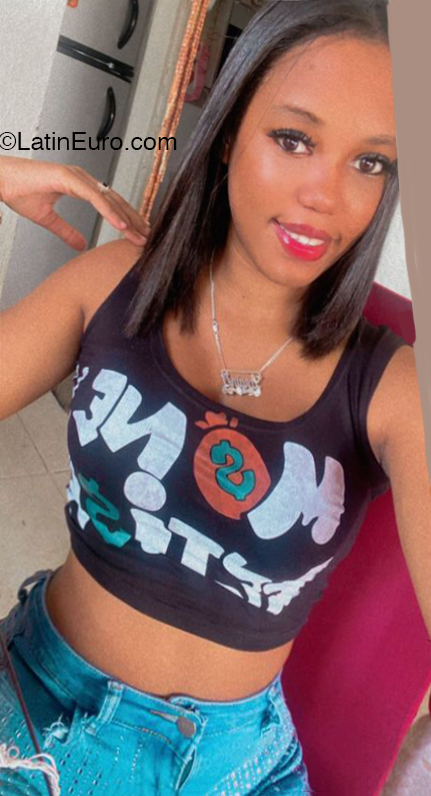 Date this pretty Dominican Republic girl Loraine from San Pedro De Macoris DO44654