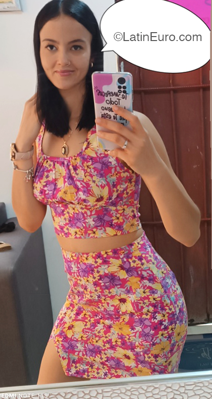 Date this voluptuous United States girl Yomaira from Miami US22355