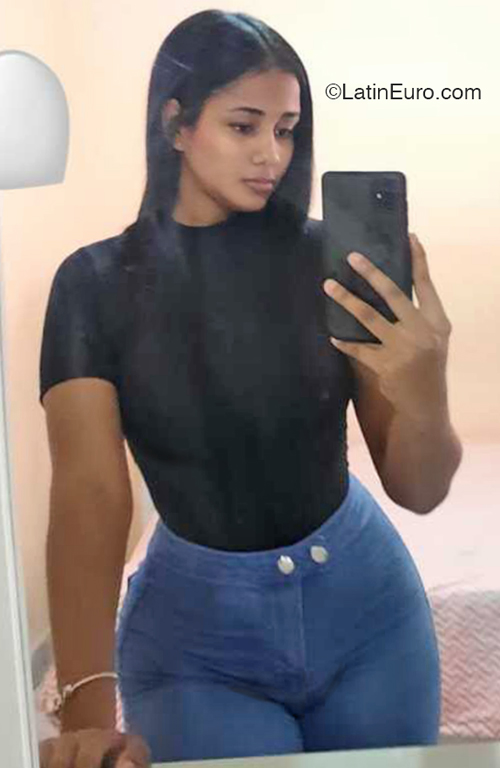 Date this passionate United States girl Angela from Santo Domigno DO46647