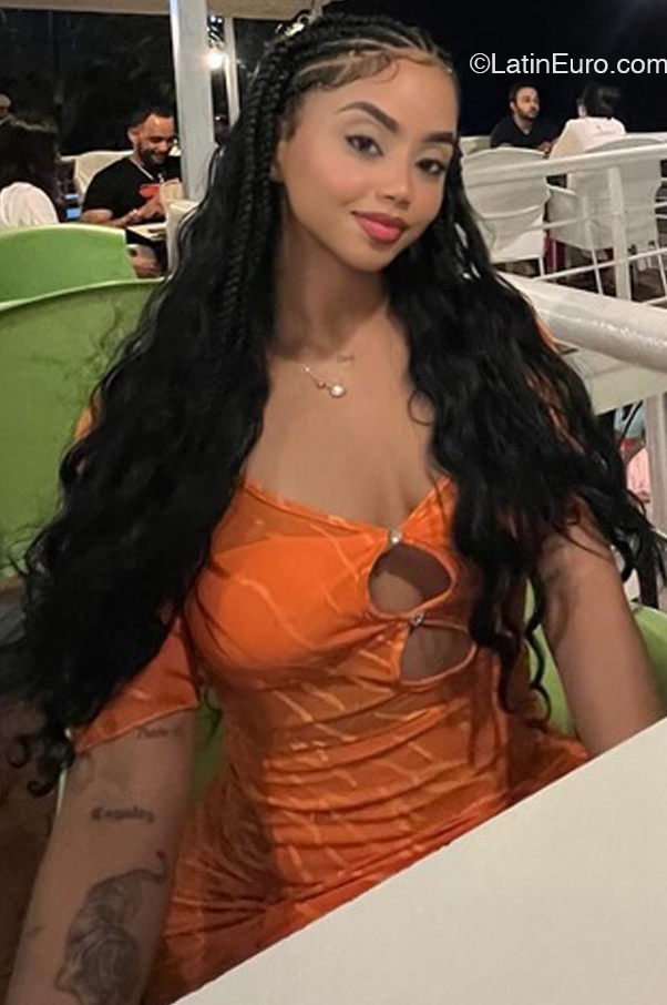 Date this hard body Dominican Republic girl Claris from Santo Domingo DO48614