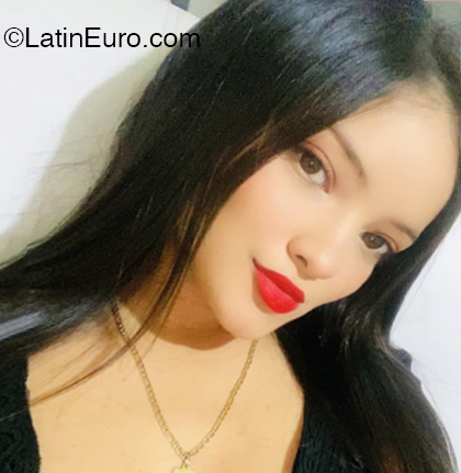 Date this charming Colombia girl Mariana Serna from Cali CO33000