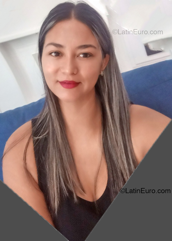 Date this attractive Venezuela girl Mariannis from Guayana VE4987
