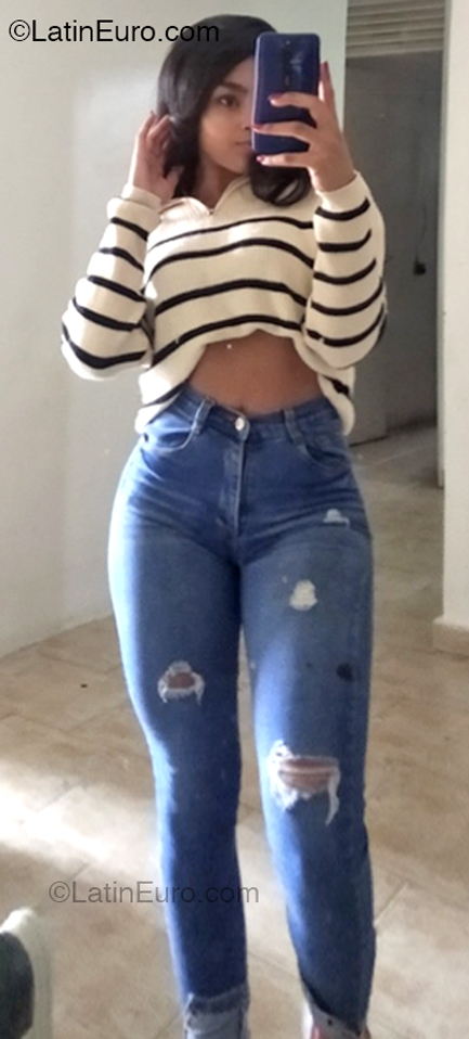 Date this stunning Venezuela girl Ashly from Caracas VE5057