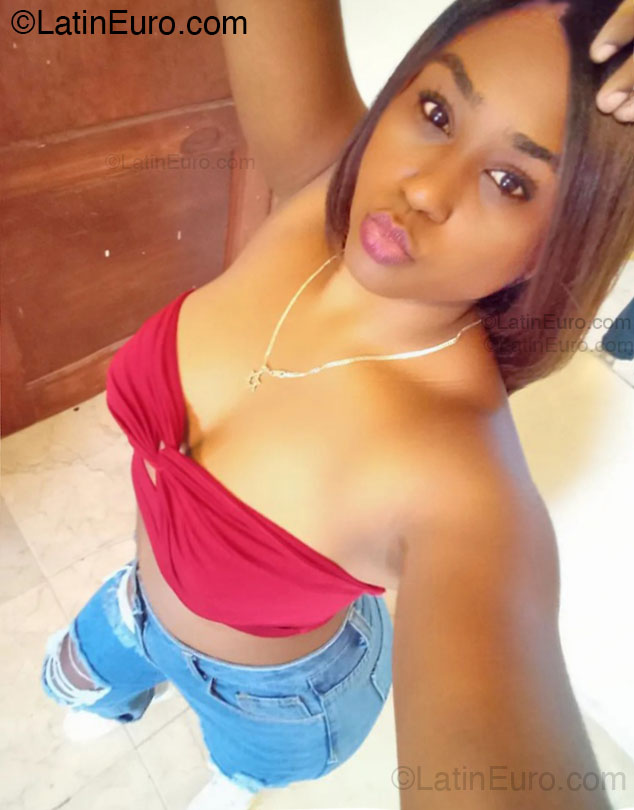 Date this pretty Dominican Republic girl Paola from Santo Domingo DO54482