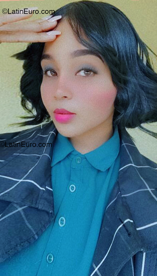 Date this stunning Dominican Republic girl Esmeralda from Santo Domingo Este DO54497