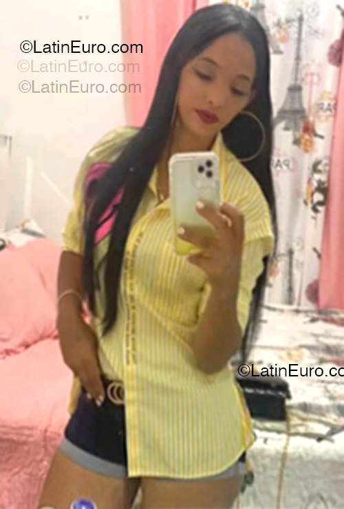 Date this sultry Dominican Republic girl Alondra from Santo Domingo DO54669