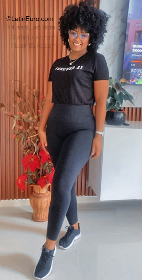 Date this delightful Dominican Republic girl Arpillera from Representante de Santo Domingo DO54739
